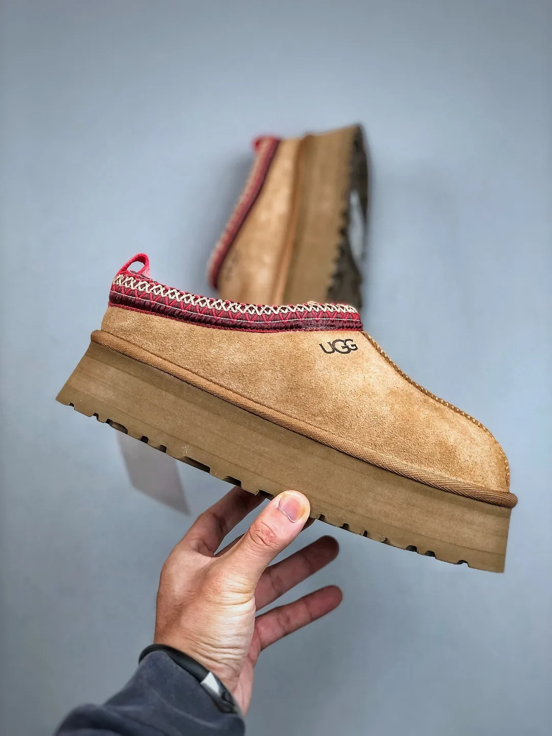 Local self-pickup💰560 supports store placement. The top version on the market. UGG Tazz ethnic style thick-soled women's model. Xiaohongshu's hot model. Produced by a major foreign trade factory in Guangzhou. From toe to insole, genuine sheep fur. Independent outer box packaging. Chip. With waterproof technology. Differentiating from any version on the market. 5cm thick sole. Independently developed original outsole. Cashmere insole. Keep warm when going out in winter. It is a very suitable choice for home use. In the new year, uug has launched a style series, which is partially biased towards the preferences of young consumers. It has also moved to the forefront of fashion trends. Shoe body material. Water-repellent coated suede upper. 17mm UGGPURE™ implanted wool insole. Lightweight non-slip and comfortable rubber outsole. With brand LOGO. With full packaging. Size: 35-40